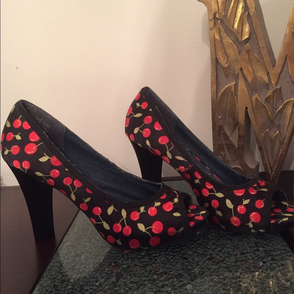 “Cherry” peep toe pumps